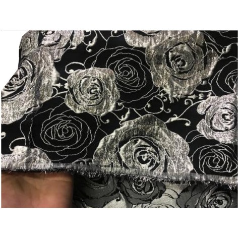 Tissu Brocart Double Face Au Mètre De Luxe En Motifs Fleurs Argenté  Sur Fond Noir Pour Robes, Tailleurs Et Caftans.
