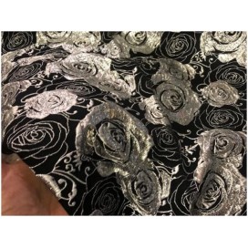 Tissu Brocart Au Mètre De Luxe En Motifs Fleurs Argenté  Sur Fond Noir Pour Robes, Tailleurs Et Caftans.