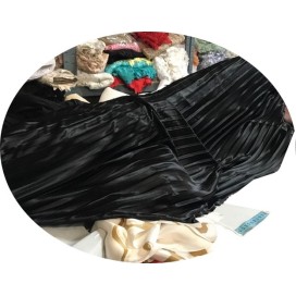 Tissu Satin Plissé Noir Extensible A Coudre, Pour Chemisers, Jupes, Et Customisations.