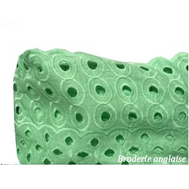 Broderie Anglaise Vert Tilleul En Tissu  Ajourée En Coton  Au Mètre En Grande Largeur