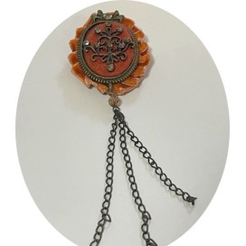 Broche Vintage En Kaki  Avec Strass Sur Un Support En Tissu Daim Orné Avec Un Motif Métal Bronze Pour Customisations.