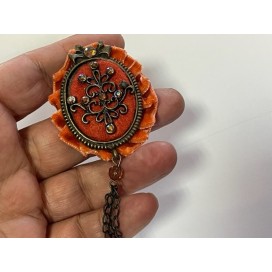 Broche Vintage En Kaki  Avec Strass Sur Un Support En Tissu Daim Orné Avec Un Motif Métal Bronze Pour Customisations.