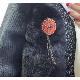 Broche Vintage En Kaki  Avec Strass Sur Un Support En Tissu Daim Orné Avec Un Motif Métal Bronze Pour Customisations.