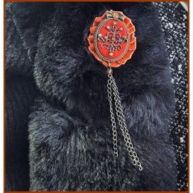 Broche Vintage En Kaki  Avec Strass Sur Un Support En Tissu Daim Orné Avec Un Motif Métal Bronze Pour Customisations.