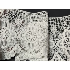 Guipure Macramé Coton Au Mètre En 15 Cm Blanche, En Motifs Fleurs Pour Customisations Et Décorations.