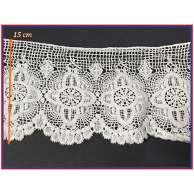 Guipure Macramé Coton Au Mètre En 15 Cm Blanche, En Motifs Fleurs Pour Customisations Et Décorations.