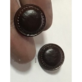 Bouton simili Cuir Marron Choco en diamètre 15 mm avec Impression Sellier à coudre