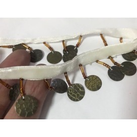 Frange En 3 cm en Perlé Noir au mètre sur ruban velours écru