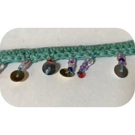 Frange En 2 cm en Perlé Vert au mètre sur ruban macramé