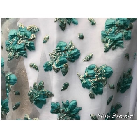 Tissu Brocart Au Mètre De Luxe En Motifs Fleurs Floqué Vert Emeraude et Doré Imprimés Et En Relief .