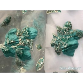 Tissu Brocart Au Mètre De Luxe En Motifs Fleurs Floqué Vert Emeraude et Doré Imprimés Et En Relief .