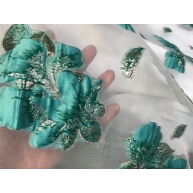 Tissu Brocart Au Mètre De Luxe En Motifs Fleurs Floqué Vert Emeraude et Doré Imprimés Et En Relief .
