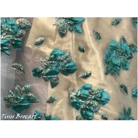 Tissu Brocart Au Mètre De Luxe En Motifs Fleurs Floqué Vert Emeraude et Doré Imprimés Et En Relief .