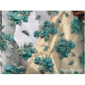 Tissu Brocart Au Mètre De Luxe En Motifs Fleurs Floqué Vert Emeraude et Doré Imprimés Et En Relief .