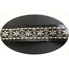 Ruban Simili Noir Brodé En Ecru Au Mètre En 35 mm  A Coudre Pour Vetements  Décorations