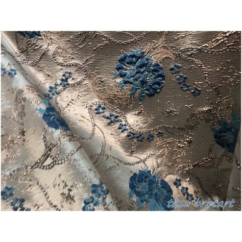 Tissu Brocart Au Mètre De Luxe En Motifs Fleurs Floqué Bleu Indigo et Doré Imprimés Et En Relief .