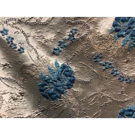Tissu Brocart Au Mètre De Luxe En Motifs Fleurs Floqué Bleu Indigo et Doré Imprimés Et En Relief .
