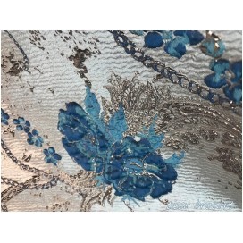 Tissu Brocart Au Mètre De Luxe En Motifs Fleurs Floqué Bleu Indigo et Doré Imprimés Et En Relief .