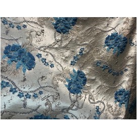Tissu Brocart Au Mètre De Luxe En Motifs Fleurs Floqué Bleu Indigo et Doré Imprimés Et En Relief .