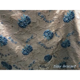 Tissu Brocart Au Mètre De Luxe En Motifs Fleurs Floqué Bleu Indigo et Doré Imprimés Et En Relief .