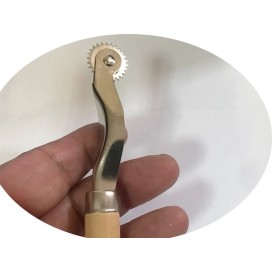roulette à patron dentelée manche en bois pour la couture