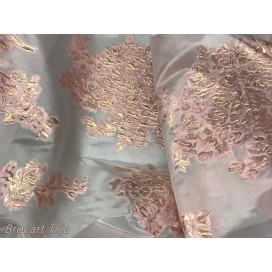 Brocart Tlija Au Mètre De Luxe En Motifs Fleurs Doré Or Sur Organza Rose Pour Robes, Tailleurs Et Caftans