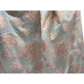 Brocart Tlija Au Mètre De Luxe En Motifs Fleurs Doré Or Sur Organza Rose Pour Robes, Tailleurs Et Caftans