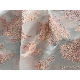 Brocart Tlija Au Mètre De Luxe En Motifs Fleurs Doré Or Sur Organza Rose Pour Robes, Tailleurs Et Caftans