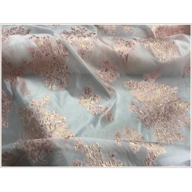 Brocart Tlija Au Mètre De Luxe En Motifs Fleurs Doré Or Sur Organza Rose Pour Robes, Tailleurs Et Caftans