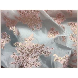 Brocart Tlija Au Mètre De Luxe En Motifs Fleurs Doré Or Sur Organza Rose Pour Robes, Tailleurs Et Caftans