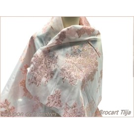 Brocart Tlija Au Mètre De Luxe En Motifs Fleurs Doré Or Sur Organza Rose Pour Robes, Tailleurs Et Caftans
