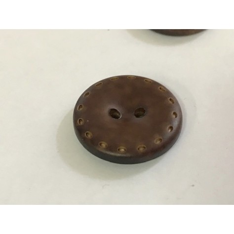 Bouton simili Cuir Mat Marron Choco en diamètre 22 mm à 2 trous avec Impression Sellier à coudre