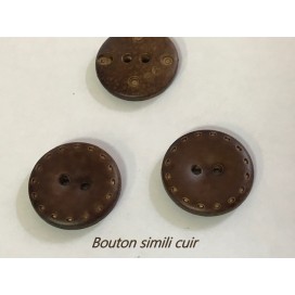 Bouton simili Cuir Mat Marron Choco en diamètre 22 mm à 2 trous avec Impression Sellier à coudre