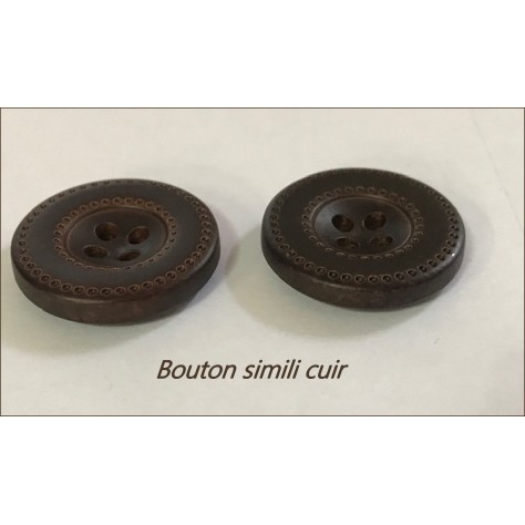 Bouton simili Cuir Mat Marron Choco en diamètre 22 mm à 4 trous avec Impression Sellier à coudre