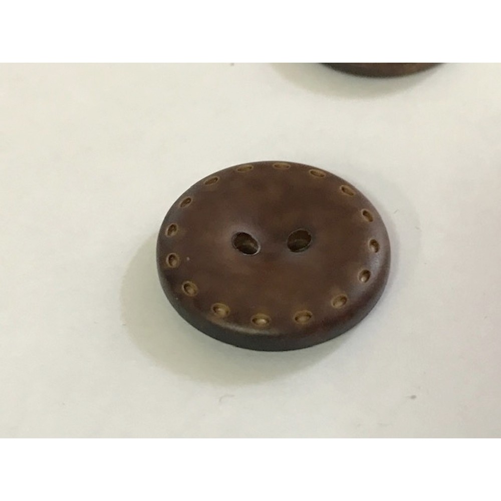 Bouton simili Cuir Mat Marron Choco en diamètre 22 mm à 2 trous avec Impression Sellier à coudre