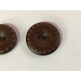 Bouton simili Cuir Mat Marron Choco en diamètre 22 mm à 2 trous avec Impression Sellier à coudre