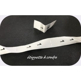 Etiquette De Vêtements Blanches " Taille 1 " Par 100 Pièces  A Coudre, Contexture Pour Confection.