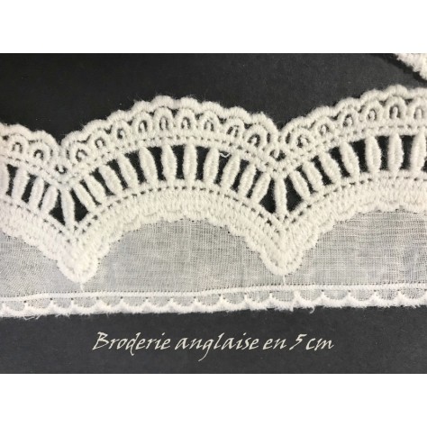 "Broderie anglaise en 5 cm Ecru : Décorez et personnalisez avec élégance à prix doux !"