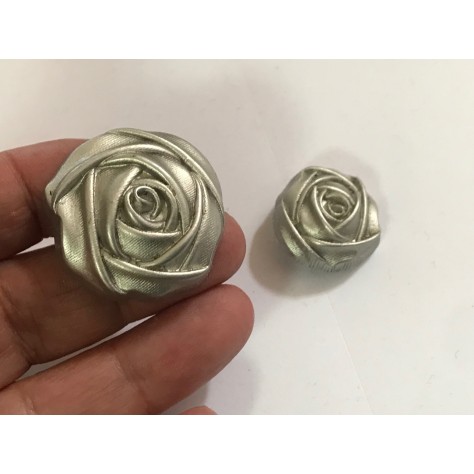 Bouton Argenté Couture Diamètre 30 mm en forme de fleur