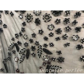 Tissu en Résille Tulle Noir Perlé : Élégance Haute Couture.