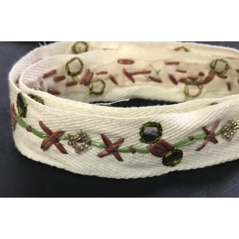 Ruban en Sergé Écru avec Ornements de Petits Miroirs et Effet de Couture en Raffia