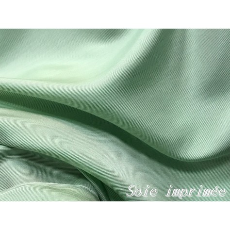"Harmonie de douceur : soie imprimée vert d'eau à fines rayures, pour des créations délicates et raffinées !"