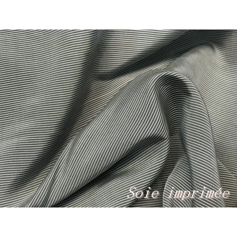 "Raffinement intemporel : soie imprimée grise à fines rayures blanches, pour des créations élégantes et polyvalentes !"