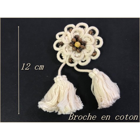 "Broche florale Ecru en coton ornée de perles en bois : Un bijou délicat et élégant"