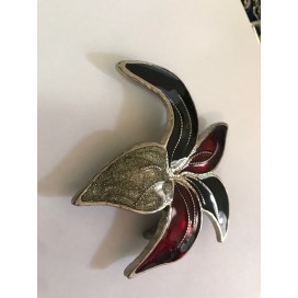 "Boucle en métal laquée : Élégance florale en Noir, Bordeaux et Argent"