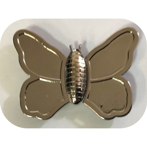 "Boucle en métal Papillon argenté : Une envolée poétique sous forme de papillon"