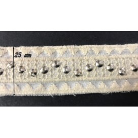 "Ruban en coton écru clouté : Élégance brodée pour sublimer vos créations !"