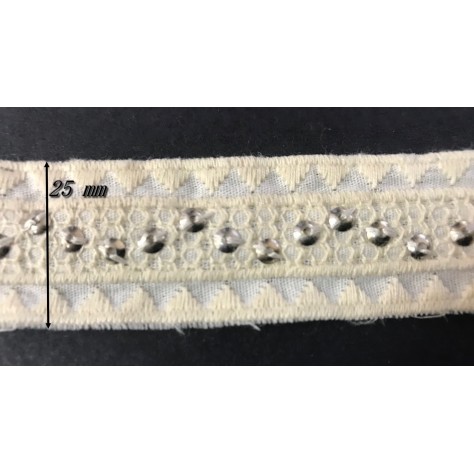 "Ruban en coton écru clouté : Élégance brodée pour sublimer vos créations !"