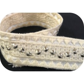 "Ruban en coton écru clouté : Élégance brodée pour sublimer vos créations !"