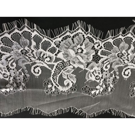 "Dentelle Chantilly au Mètre Blanche : Élégance et Créativité pour Vos Projets de Couture et de Customisation"